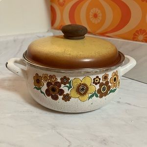 Cottage Vintage floral pot